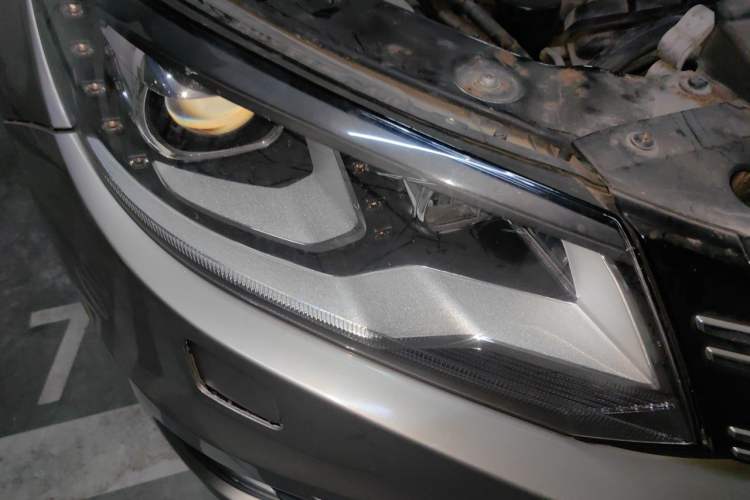 Used Volkswagen Tiguan 2015 2.0 TSI Automatic All-Wheel Drive Flagship Edition Right Front Headlight