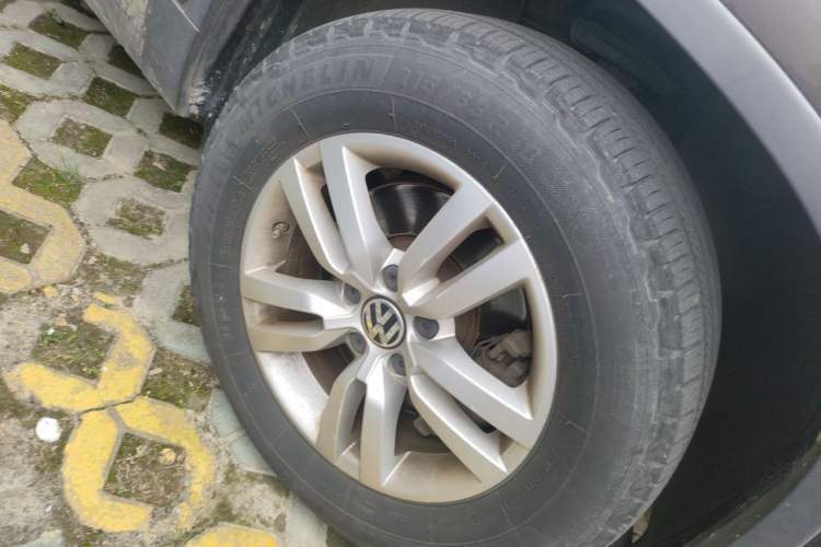 Used Volkswagen Tiguan 2015 1.8TSI Manual Two-Wheel Drive Fashion Edition Right Front Wheel Hub