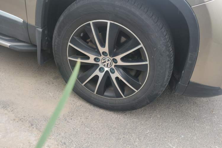 Used Volkswagen Tiguan 2015 1.8TSI Automatic All-Wheel-Drive Luxury Model Right Front Wheel Hub
