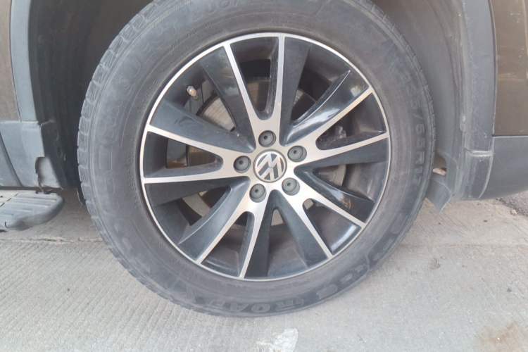 Used Volkswagen Tiguan 2015 1.8TSI Automatic All-Wheel-Drive Luxury Model Right Front Wheel Hub
