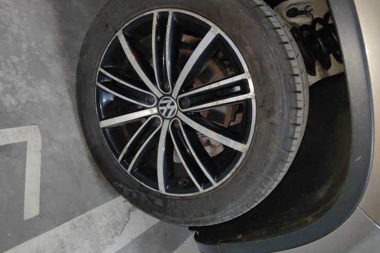 Used Volkswagen Tiguan 2015 2.0 TSI Automatic All-Wheel Drive Flagship Edition Right Front Wheel Hub