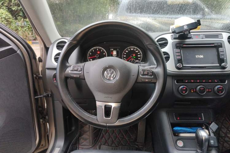 Used Volkswagen Tiguan 2015 1.8TSI Automatic Two-Wheel Drive Luxury Model Steering Wheel