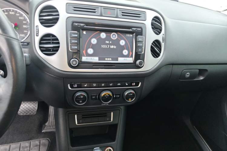 Used Volkswagen Tiguan 2016 300TSI Automatic Two-Wheel Drive Luxury Edition Audio And AC Panel