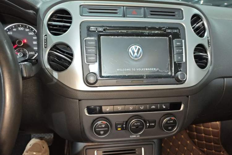 Used Volkswagen Tiguan 2016 300TSI Automatic All-Wheel Drive Luxury Edition Audio And AC Panel