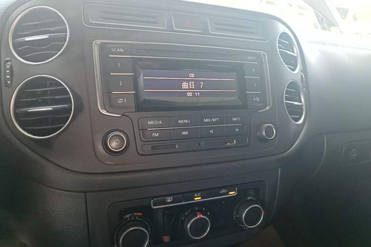 Used Volkswagen Tiguan 2016 300TSI Automatic Two-Wheel Drive Trend Edition Audio And AC Panel
