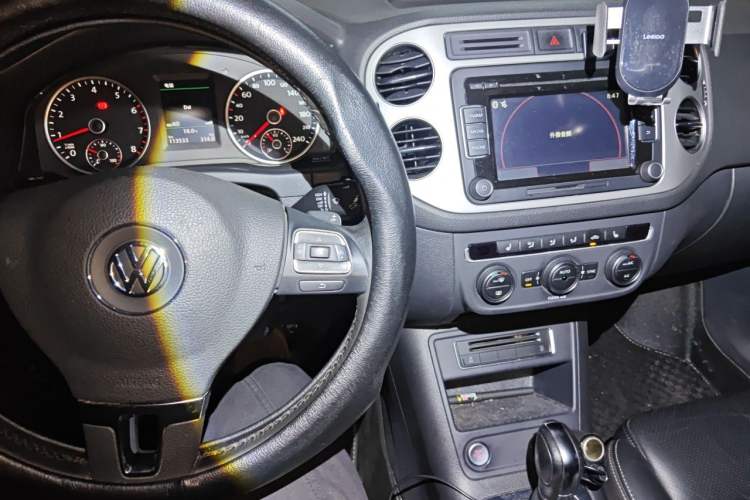 Used Volkswagen Tiguan 2016 300TSI Automatic All-Wheel Drive Luxury Edition Audio And AC Panel