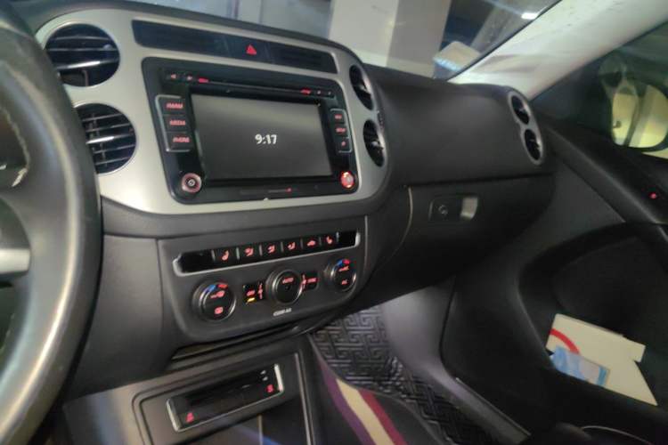 Used Volkswagen Tiguan 2016 300TSI Automatic All-Wheel Drive Luxury Edition Audio And AC Panel