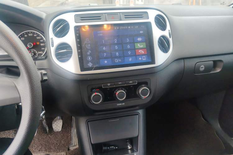 Used Volkswagen Tiguan 2016 300TSI Manual Two-Wheel Drive Trend Edition Audio And AC Panel