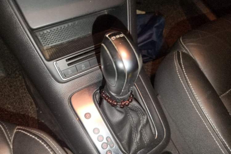Used Volkswagen Tiguan 2016 280TSI Automatic Two-Wheel Drive Silk Road Comfort Edition Gear Lever