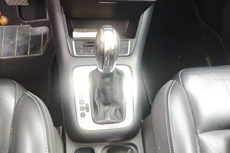 Used Volkswagen Tiguan 2016 280TSI Automatic Two-Wheel Drive Silk Road Comfort Edition Gear Lever