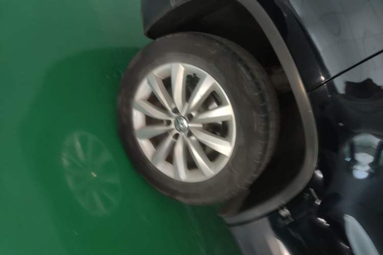 Used Volkswagen Tiguan 2016 2.0 TSI Four-Wheel Drive Standard Version Right Rear Wheel Hub