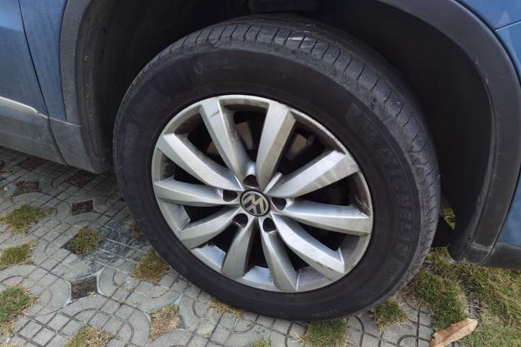 Used Volkswagen Tiguan 2016 2.0 TSI Four-Wheel Drive Standard Version Right Front Wheel Hub