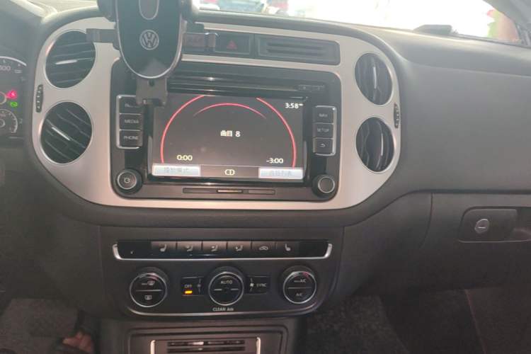 Used Volkswagen Tiguan 2016 300TSI Automatic All-Wheel Drive Luxury Edition Audio And AC Panel