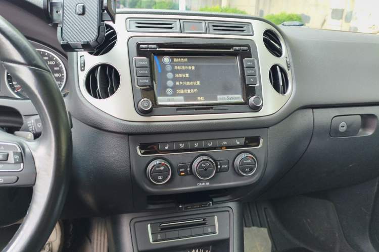 Used Volkswagen Tiguan 2016 300TSI Automatic Two-Wheel Drive Luxury Edition Audio And AC Panel