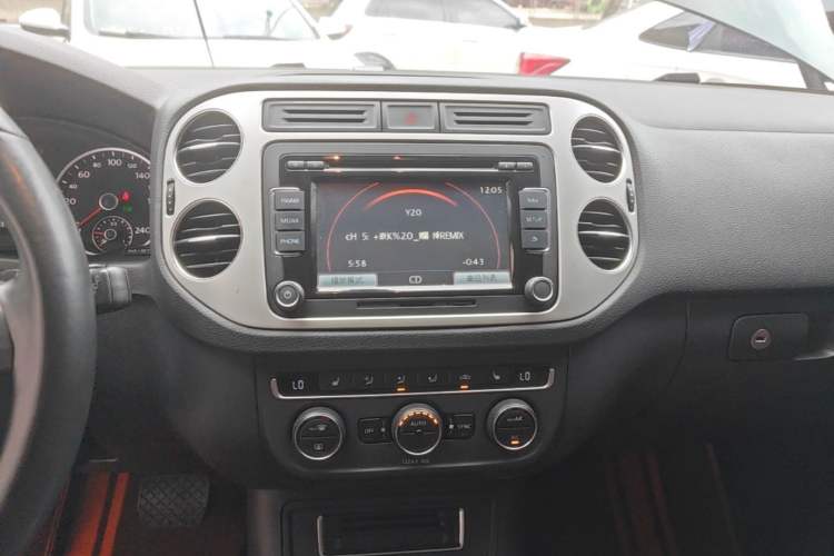 Used Volkswagen Tiguan 2016 300TSI Automatic Two-Wheel Drive Luxury Edition Audio And AC Panel