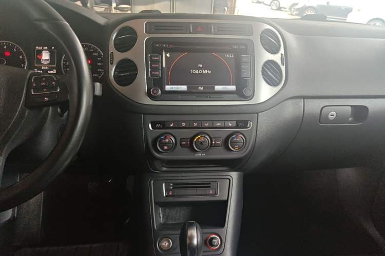 Used Volkswagen Tiguan 2016 300TSI Automatic Two-Wheel Drive Luxury Edition Audio And AC Panel