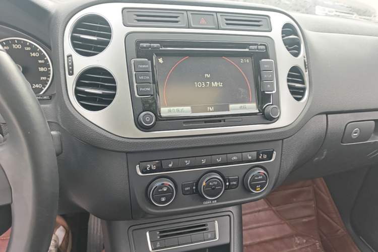 Used Volkswagen Tiguan 2016 300TSI Automatic Two-Wheel Drive Luxury Edition Audio And AC Panel