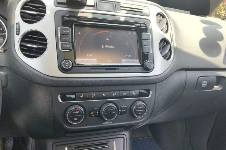 Used Volkswagen Tiguan 2016 300TSI Automatic Two-Wheel Drive Luxury Edition Audio And AC Panel