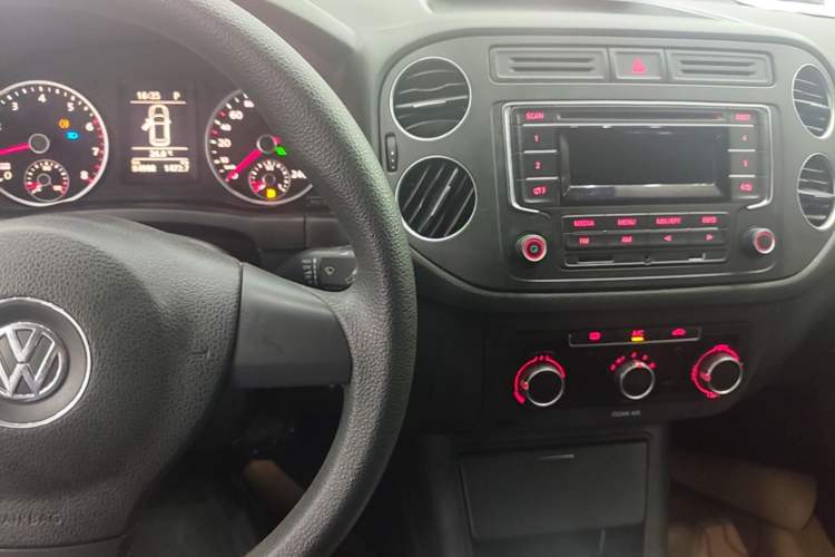 Used Volkswagen Tiguan 2016 300TSI Automatic Two-Wheel Drive Trend Edition Audio And AC Panel