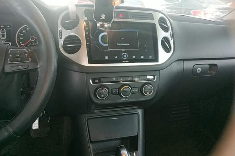Used Volkswagen Tiguan 2016 300TSI Automatic Two-Wheel Drive Comfort Edition Audio And AC Panel