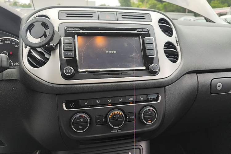 Used Volkswagen Tiguan 2016 300TSI Automatic All-Wheel Drive Luxury Edition Audio And AC Panel