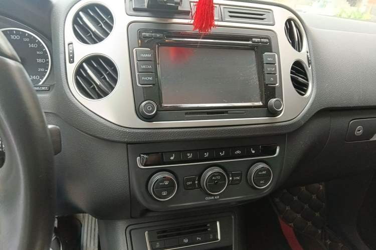 Used Volkswagen Tiguan 2016 330TSI Automatic All-Wheel-Drive Flagship Edition Audio And AC Panel