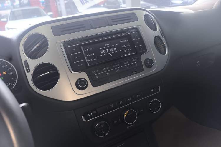 Used Volkswagen Tiguan 2016 300TSI Automatic All-Wheel Drive Fashion Vision Edition Audio And AC Panel