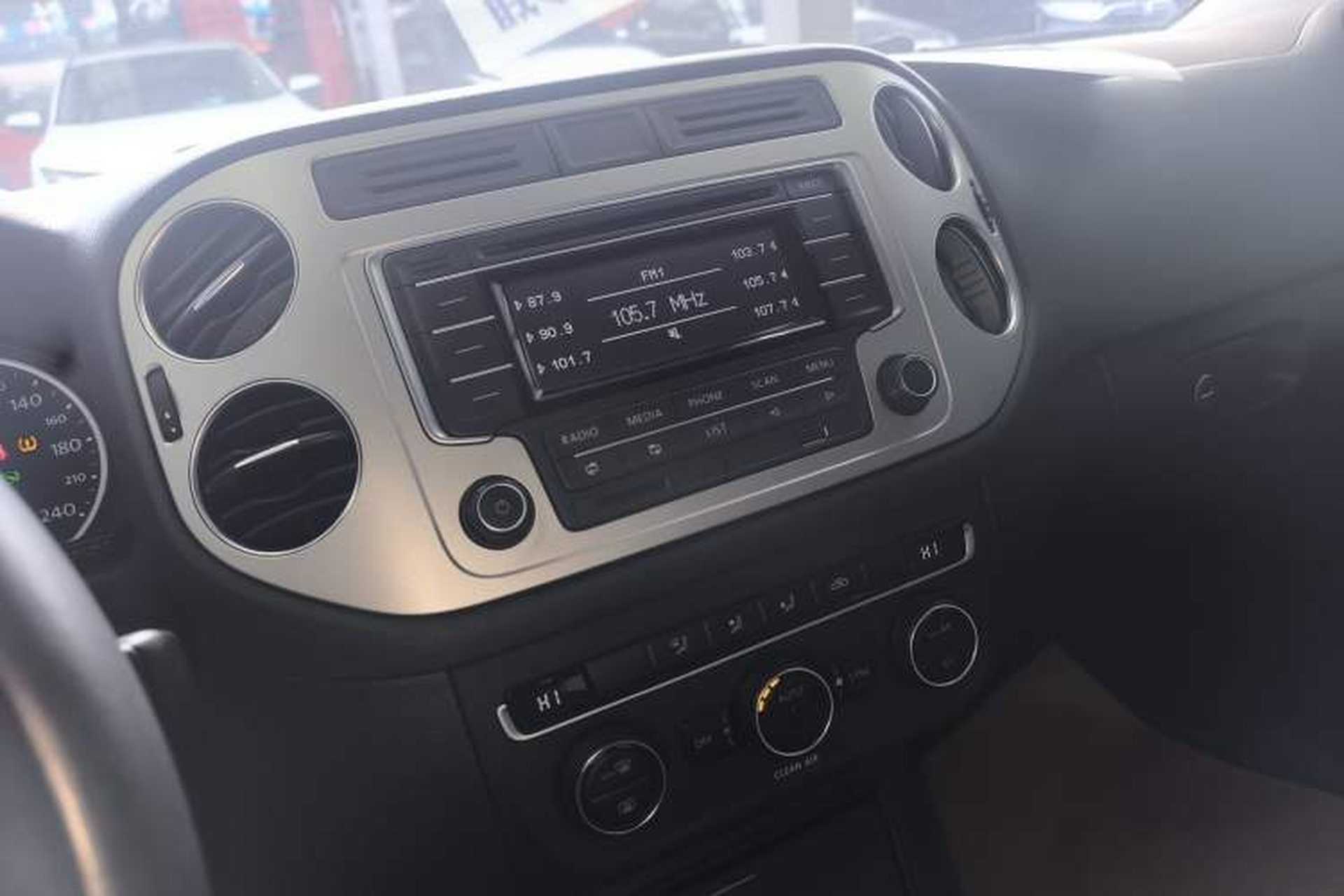 Used Volkswagen Tiguan 2016 300TSI Automatic All-Wheel Drive Fashion Vision Edition Audio And AC Panel