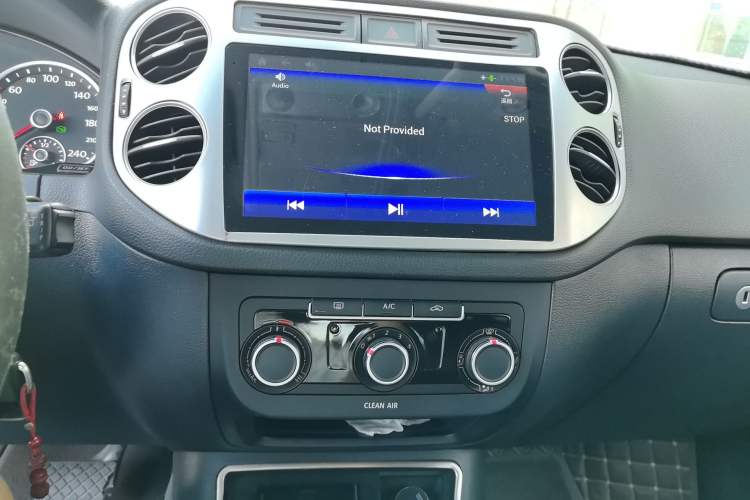Used Volkswagen Tiguan 2016 300TSI Automatic Two-Wheel Drive Trend Edition Audio And AC Panel
