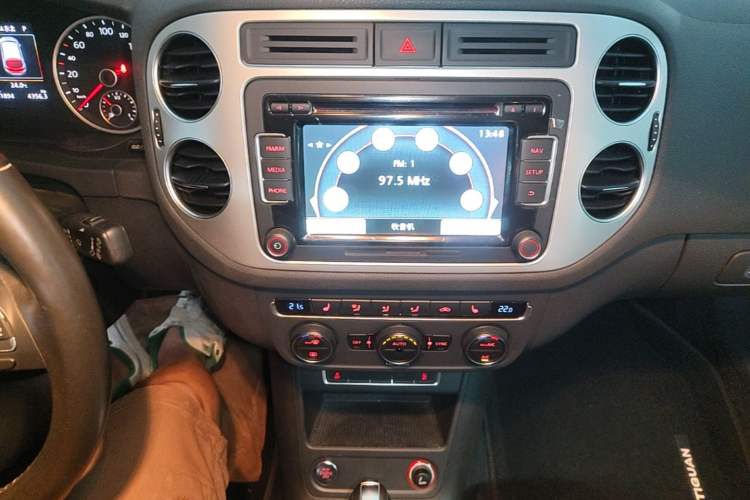 Used Volkswagen Tiguan 2016 300TSI Automatic All-Wheel Drive Luxury Edition Audio And AC Panel