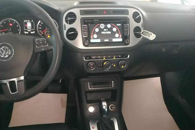 Used Volkswagen Tiguan 2016 300TSI Automatic Two-Wheel Drive Luxury Edition Audio And AC Panel