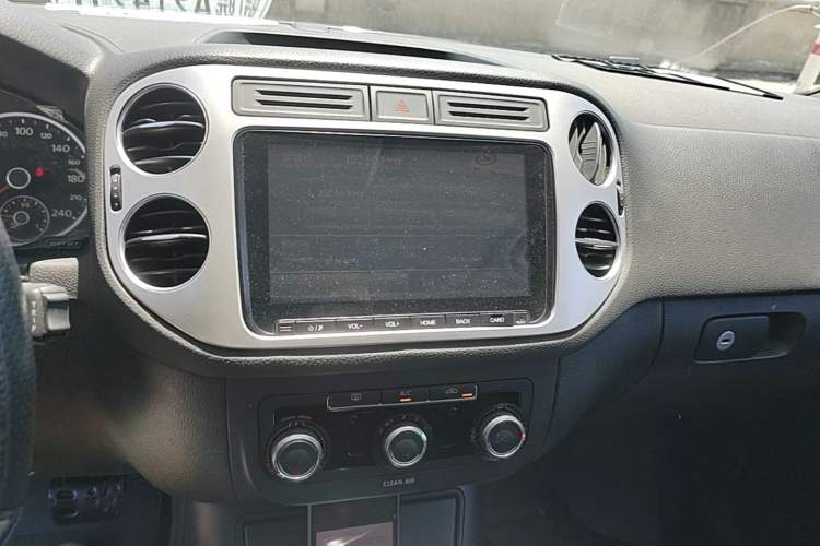 Used Volkswagen Tiguan 2016 300TSI Automatic Two-Wheel Drive Trend Edition Audio And AC Panel