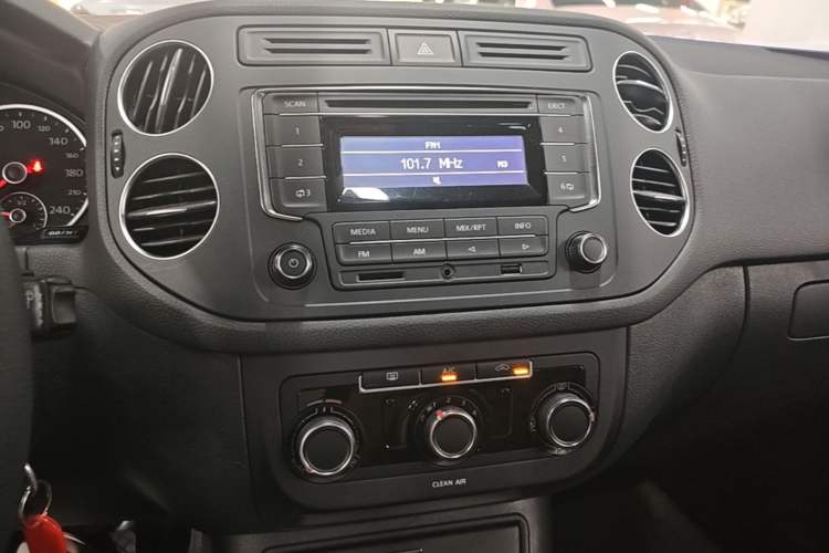 Used Volkswagen Tiguan 2016 280TSI Automatic Two-Wheel-Drive Silk Road Style Edition Audio And AC Panel