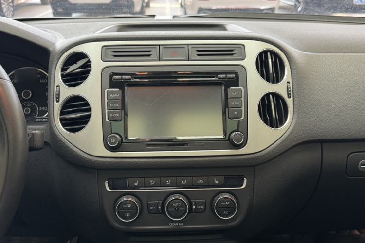 Used Volkswagen Tiguan 2016 300TSI Automatic All-Wheel Drive Luxury Edition Audio And AC Panel