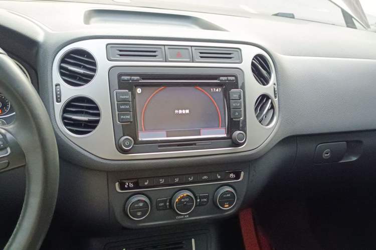 Used Volkswagen Tiguan 2016 300TSI Automatic All-Wheel Drive Luxury Edition Audio And AC Panel