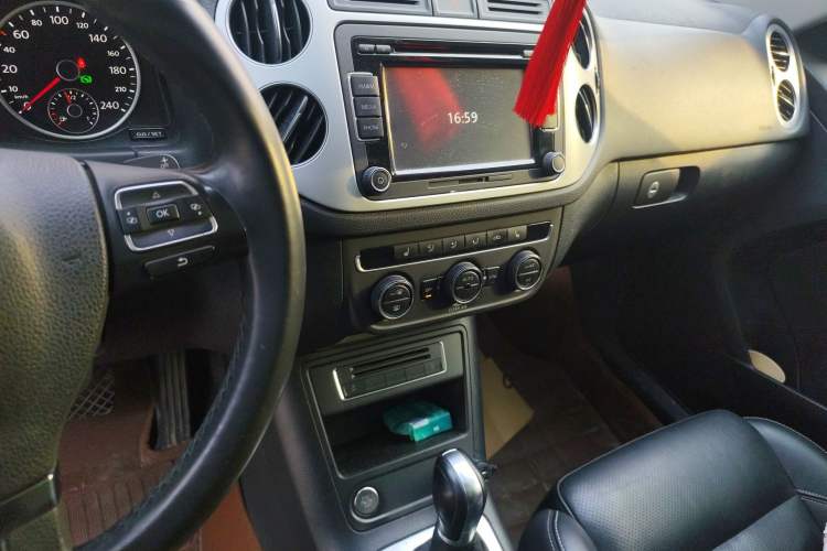 Used Volkswagen Tiguan 2016 300TSI Automatic Two-Wheel Drive Luxury Edition Audio And AC Panel