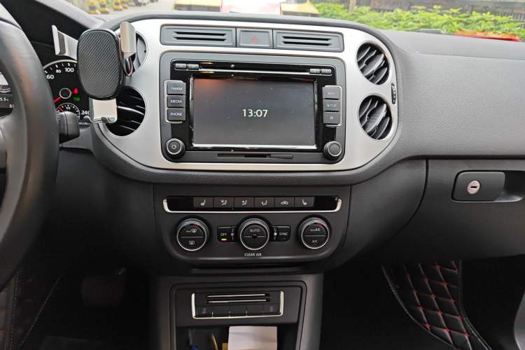 Used Volkswagen Tiguan 2016 300TSI Automatic Two-Wheel Drive Luxury Edition Audio And AC Panel