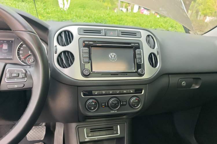 Used Volkswagen Tiguan 2016 300TSI Automatic All-Wheel Drive Luxury Edition Audio And AC Panel