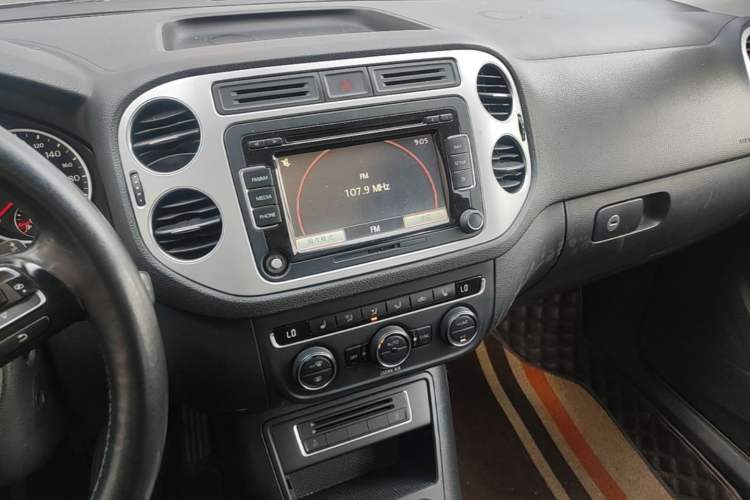 Used Volkswagen Tiguan 2016 300TSI Automatic Two-Wheel Drive Luxury Edition Audio And AC Panel