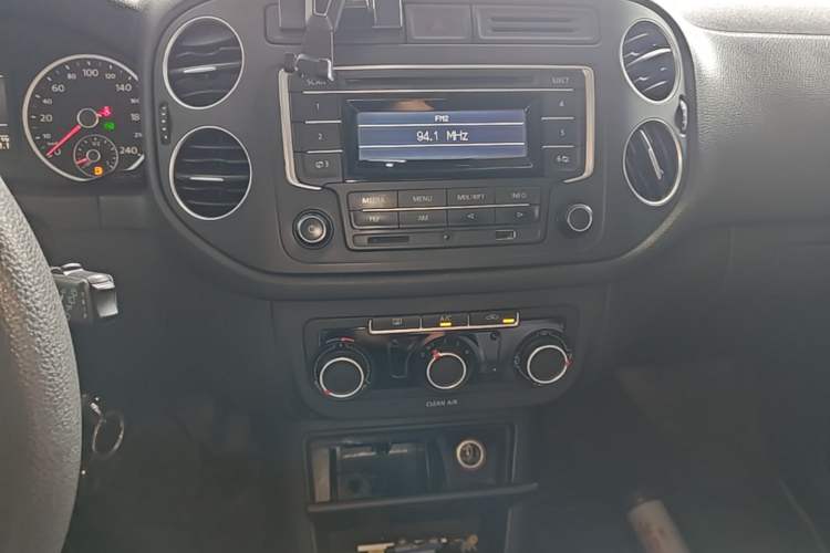 Used Volkswagen Tiguan 2016 280TSI Automatic Two-Wheel-Drive Silk Road Style Edition Audio And AC Panel