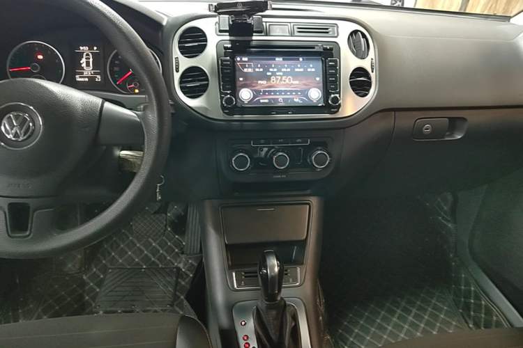Used Volkswagen Tiguan 2016 300TSI Automatic Two-Wheel Drive Trend Edition Audio And AC Panel