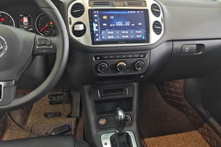 Used Volkswagen Tiguan 2016 300TSI Automatic All-Wheel Drive Luxury Edition Audio And AC Panel