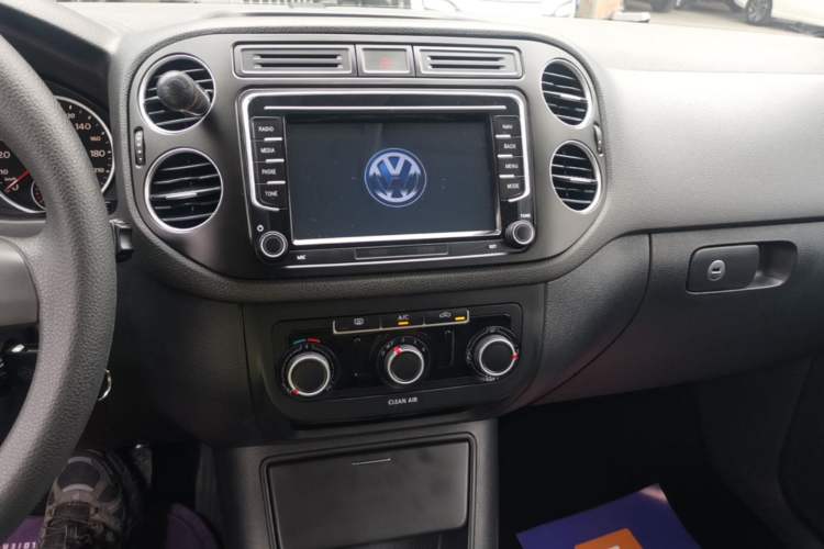 Used Volkswagen Tiguan 2016 300TSI Automatic Two-Wheel Drive Trend Edition Audio And AC Panel