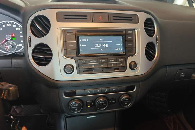 Used Volkswagen Tiguan 2016 300TSI Automatic All-Wheel Drive Fashion Vision Edition Audio And AC Panel