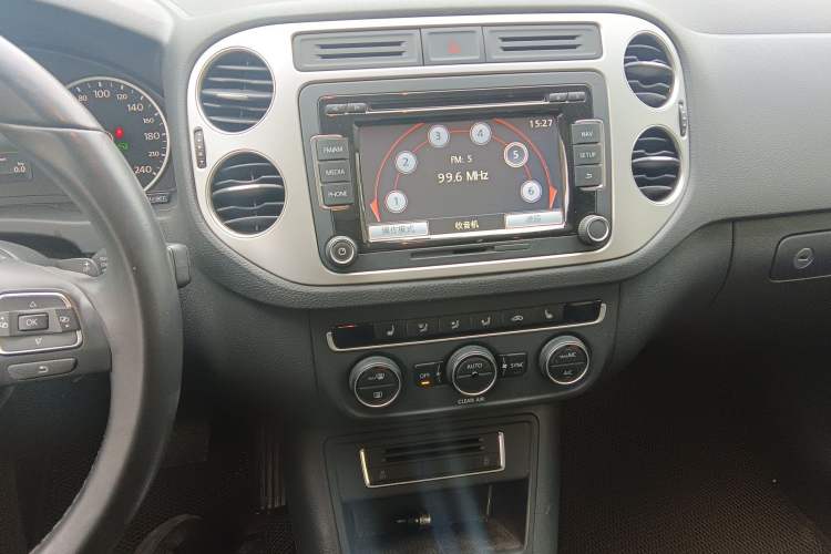 Used Volkswagen Tiguan 2016 300TSI Automatic All-Wheel Drive Luxury Edition Audio And AC Panel