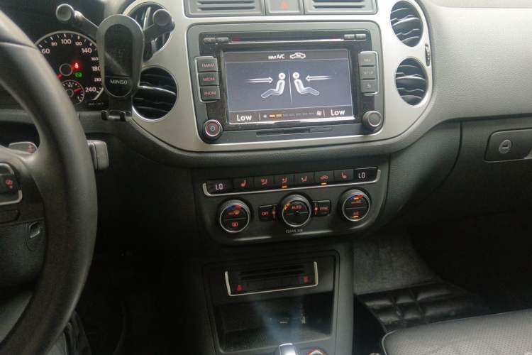 Used Volkswagen Tiguan 2016 300TSI Automatic All-Wheel Drive Luxury Edition Audio And AC Panel