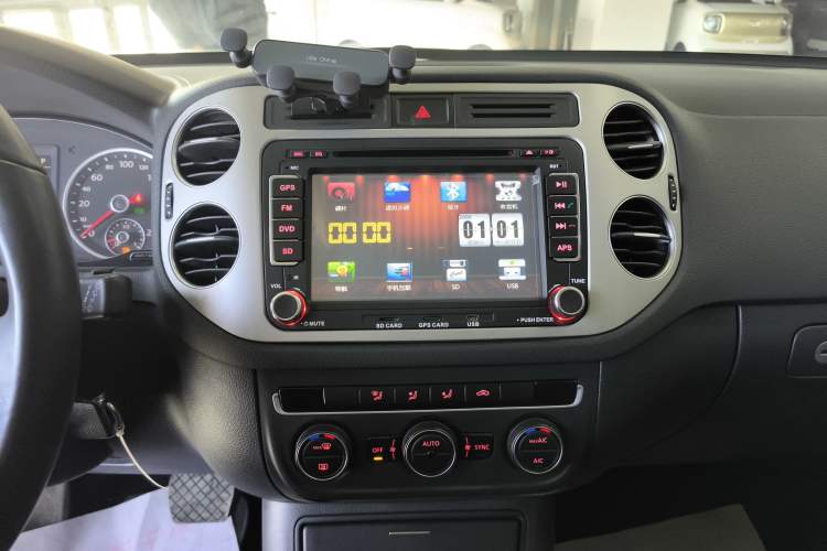 Used Volkswagen Tiguan 2016 300TSI Automatic Two-Wheel Drive Comfort Edition Audio And AC Panel