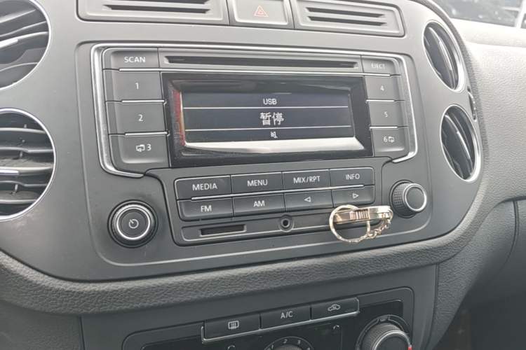 Used Volkswagen Tiguan 2016 280TSI Automatic Two-Wheel-Drive Silk Road Style Edition Audio And AC Panel