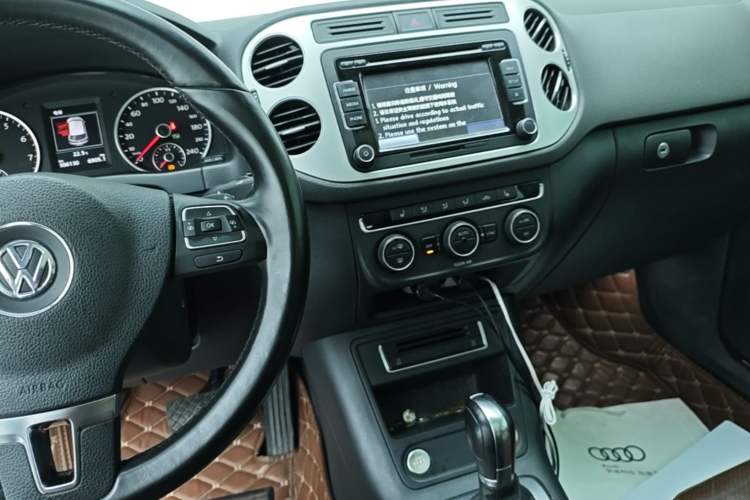 Used Volkswagen Tiguan 2016 300TSI Automatic All-Wheel Drive Luxury Edition Audio And AC Panel