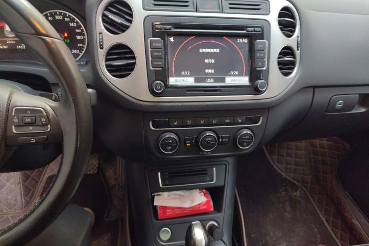 Used Volkswagen Tiguan 2016 300TSI Automatic Two-Wheel Drive Luxury Edition Audio And AC Panel